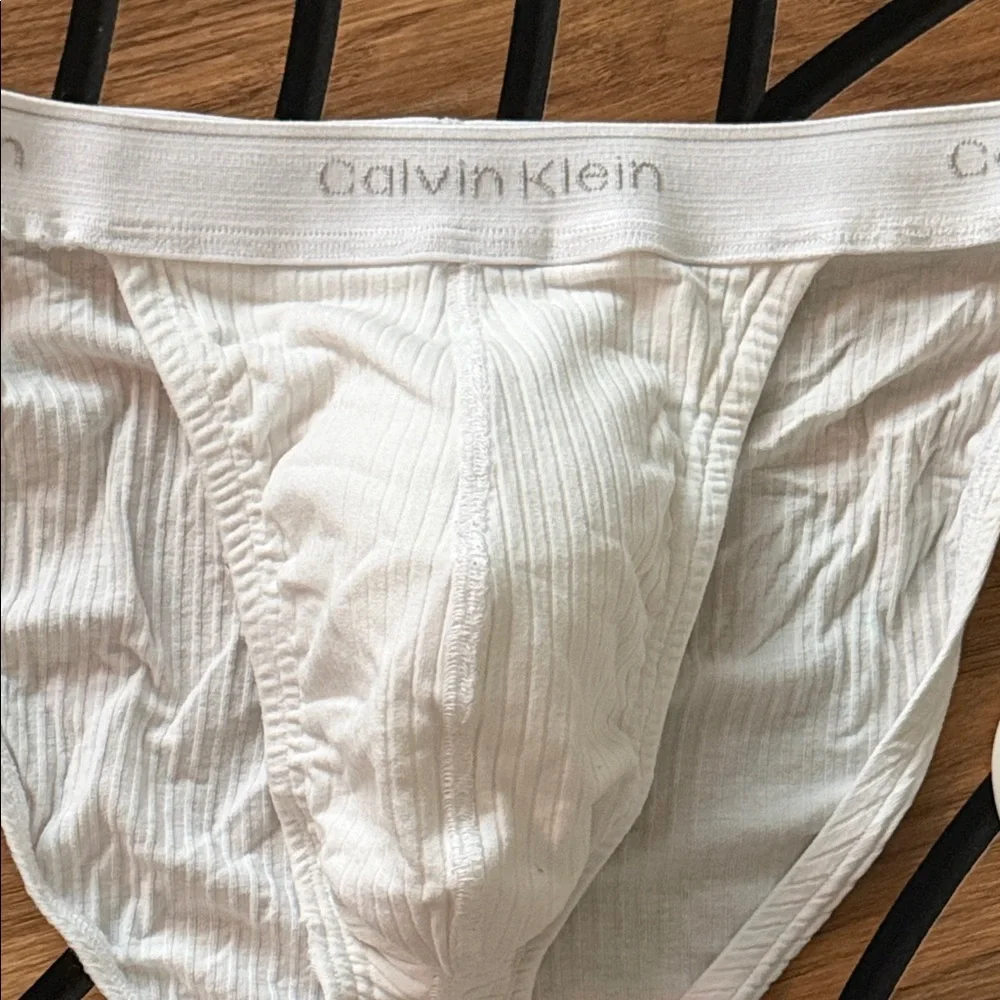 Calvin Klein - Picture 2 of 4